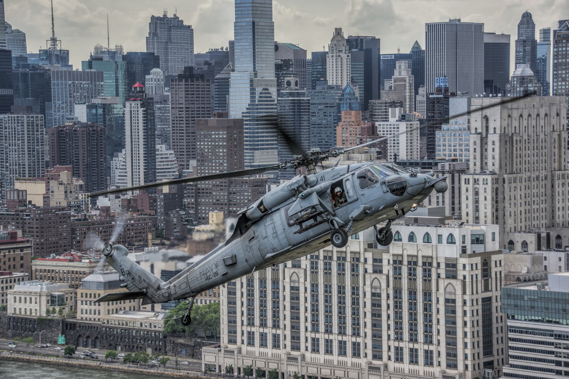 sikorski uh-60 black hawk black hawk mehrzweck fliegen stadt zuhause