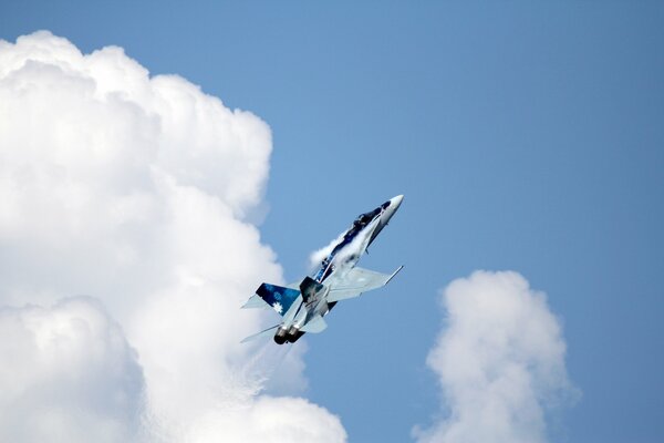 Ein Kämpfer fliegt in den Wolken nach oben