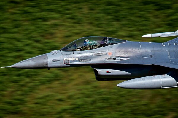 Avion de chasse gris F-16