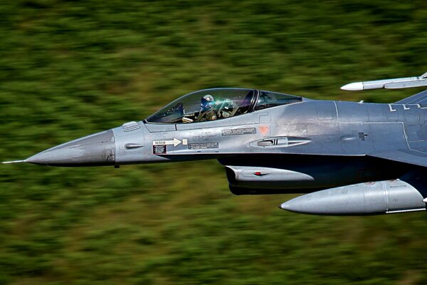 Aereo da caccia F-16 grigio