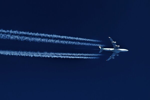 Avion à réaction de passagers volant