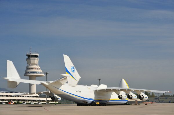 Bellissimo aereo bianco all aeroporto