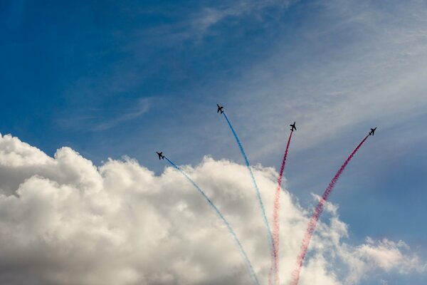 Les avions dessinent un salut dans le ciel