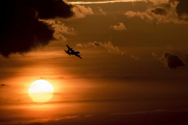 Flugzeug am Himmel und Sonnenuntergang