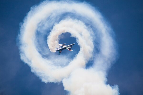 Belle curve dell aereo. Aereo nel cielo bella foto. L aereo disegna nel cielo