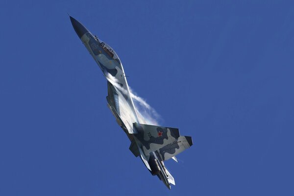 Das russische Su-30-Flugzeug steigt in den Himmel auf