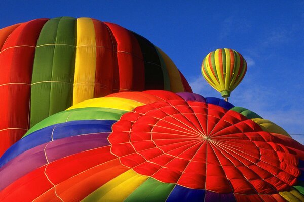 Ballons steigen in den Himmel auf