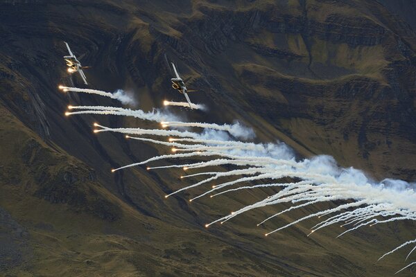 Aviones de combate vuelan por el cielo y liberan humo blanco