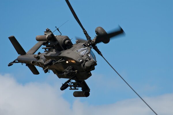 Hauptangriffshubschrauber hebt von der Baustelle ab