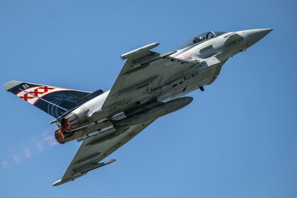 Eurofighter typhoon fliegt in den klaren blauen Himmel