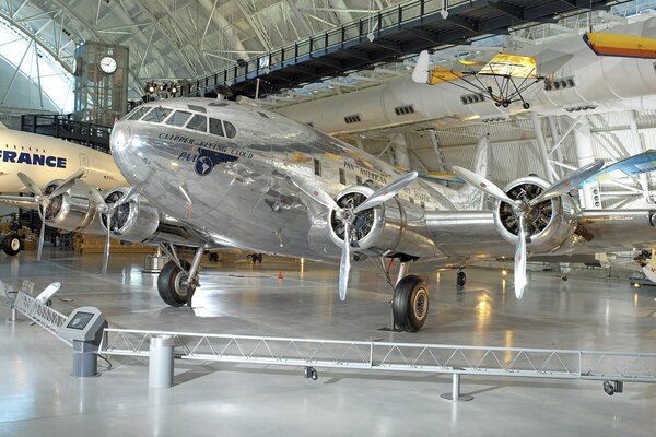 Ein Boeing-Flugzeug in einer Ausstellung im Museum