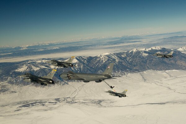 Samoloty Boeing myśliwce nad zaśnieżoną przyrodą