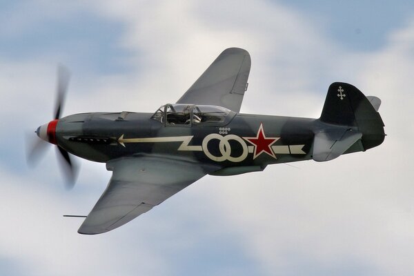 Caza monomotor soviético Yak-3 en el cielo