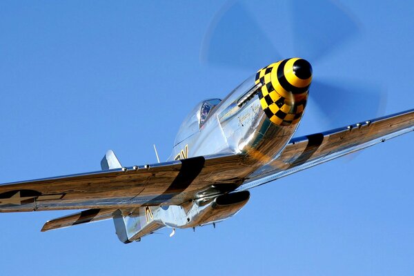 Vuelo del caza p-51 Mustang en el cielo