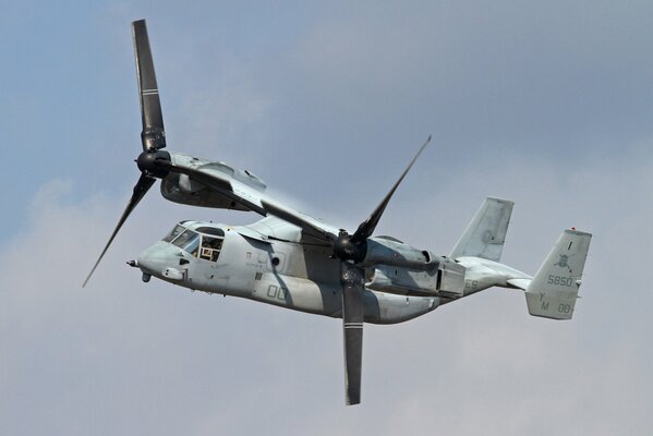 Grauer Umschlagplan bell v-22 am Himmel