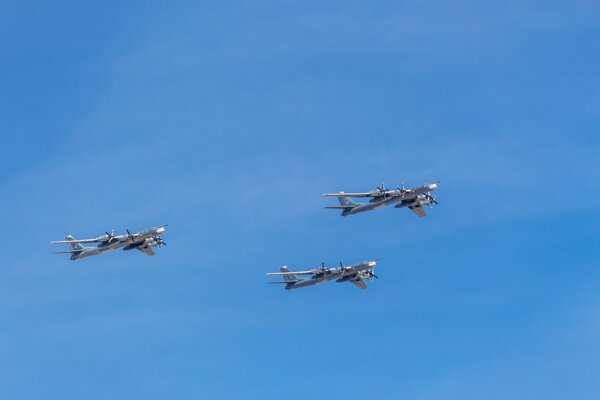 Drei Militärflugzeuge fliegen vor dem Hintergrund des blauen Himmels