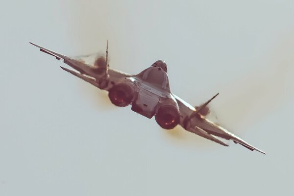 Vista de un avión despegando desde atrás