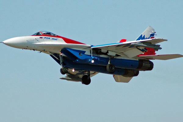 MIG avión. Un luchador en el cielo. Hermoso avión. Avión militar