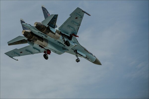 Russischer Mehrzweck-Supermanöver-Kampfjet su-35