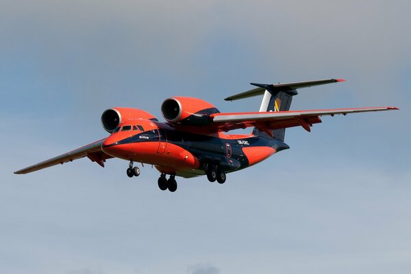 Avión de transporte cheburashka an-74 en el cielo