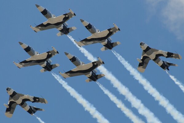 Aviones MIG-17 vuelan en el cielo azul