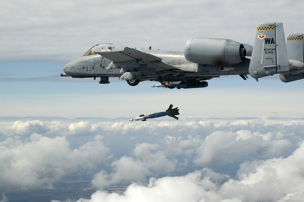 Avión de combate pesado en nubes ligeras