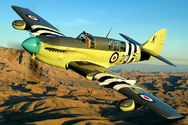 Avión de combate sobre las montañas en el cielo