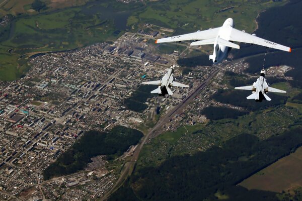 Bombardier russe de première ligne il-78 jumelé avec des avions ravitailleurs et