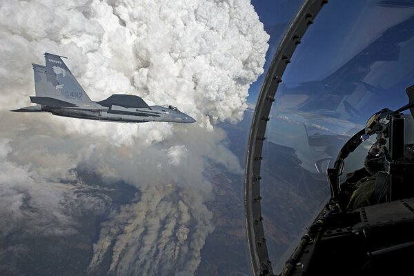 Vista desde la cabina del piloto de un avión de combate en las nubes