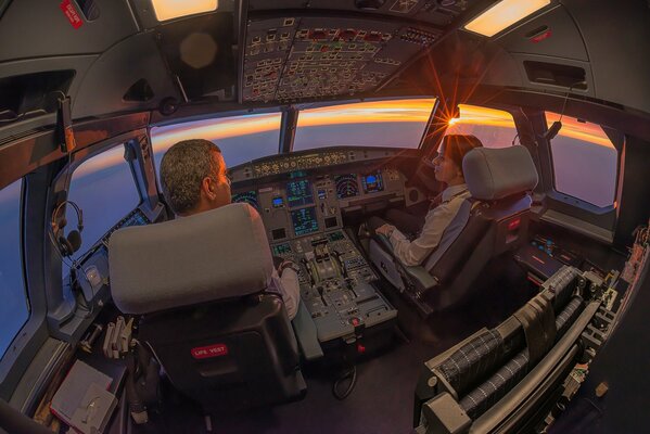 Cabine de pilote dans un Airbus, aube, homme et femme