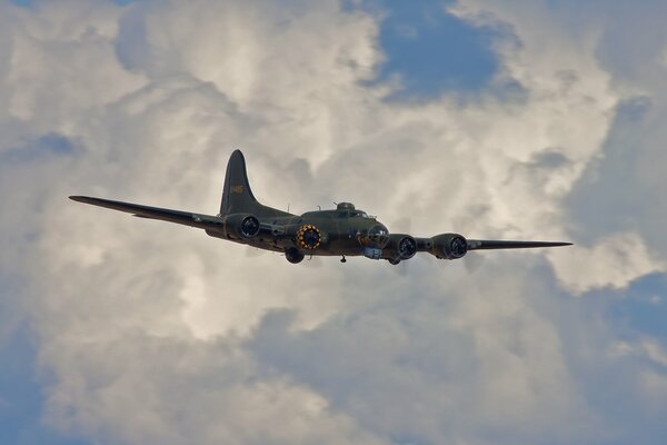 Un lourd bombardier quadrimoteur vole dans le ciel