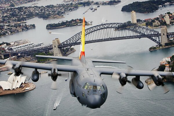 Военный самолёт на фоне Сиднея