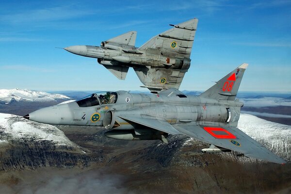 Deux chasseurs survolent les montagnes