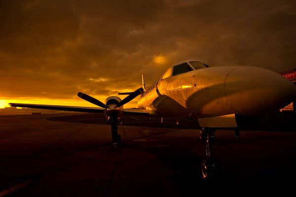 Avión en el aeródromo al atardecer