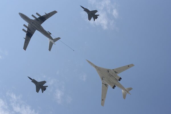 Plusieurs avions stratégiques supersoniques volent dans la colonne