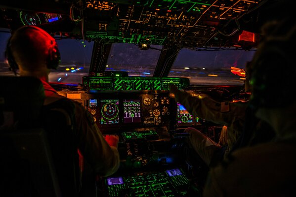 Cabina di pilotaggio di un aereo da trasporto militare, buio