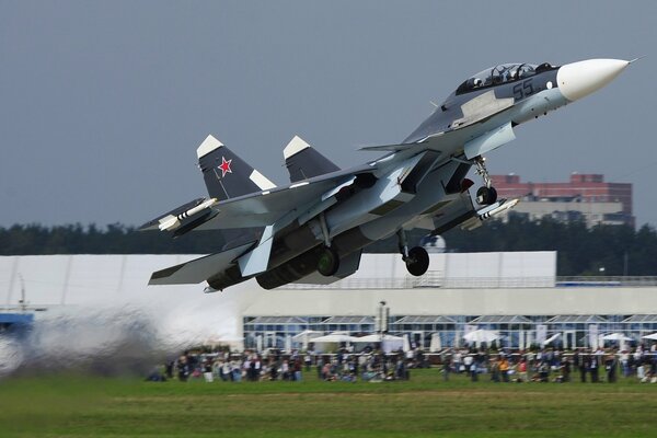 Su-30-Kampfflugzeug, das auf dem Flugplatz abhebt