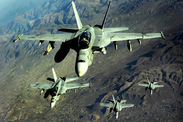 Samoloty myśliwce Hornet w locie