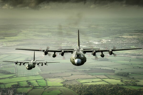 Aviones de carga militar vuelan en el cielo