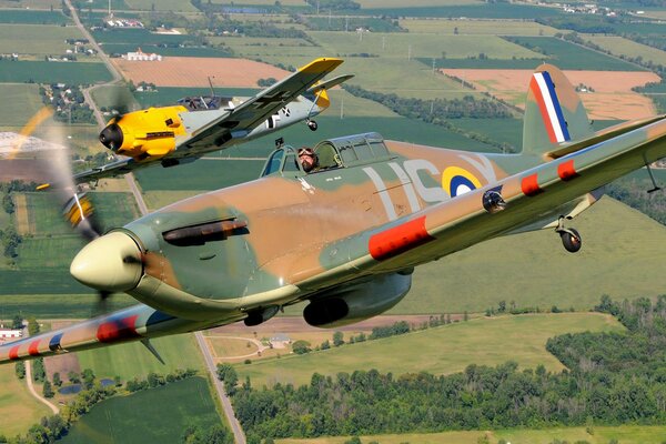 Dos aviones vuelan sobre hermosos campos