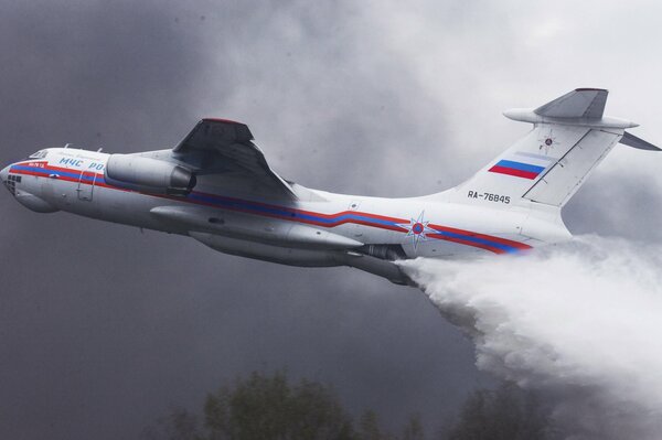 Estinzione di un incendio con un aereo Il-76