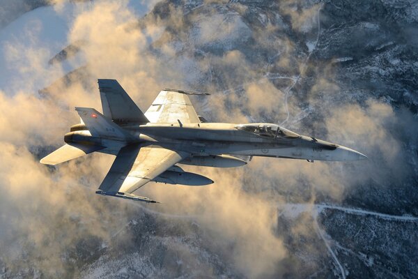 Aereo da combattimento multiruolo nel cielo