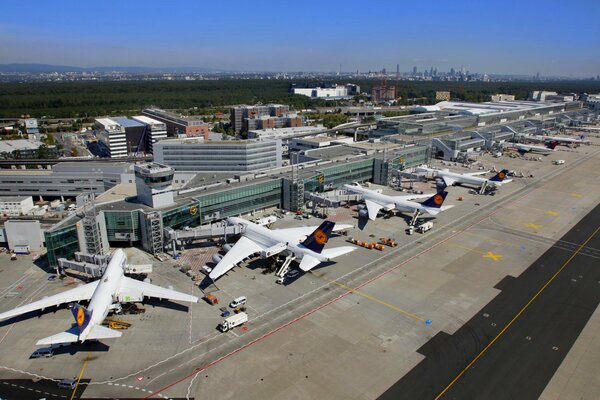 Aviones civiles estacionados en el aeropuerto