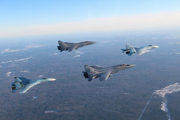 Cazas su-27 y MIG-31 en el cielo