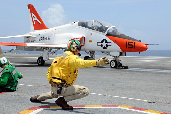 Boeing T - 45 blanco con elementos naranjas