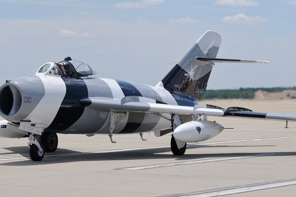 Avión de combate MIG-17 en el aeródromo