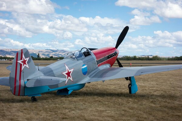 Le Yak-3 soviétique se tient sur le terrain