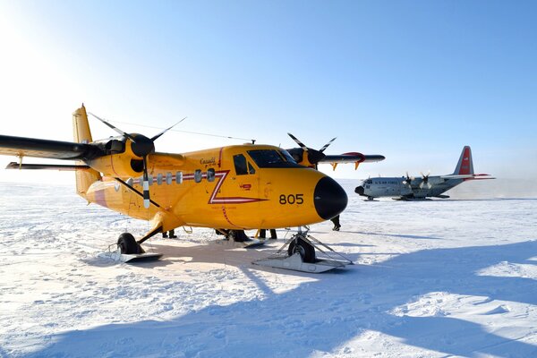 Avion jaune ski dans la neige en hiver