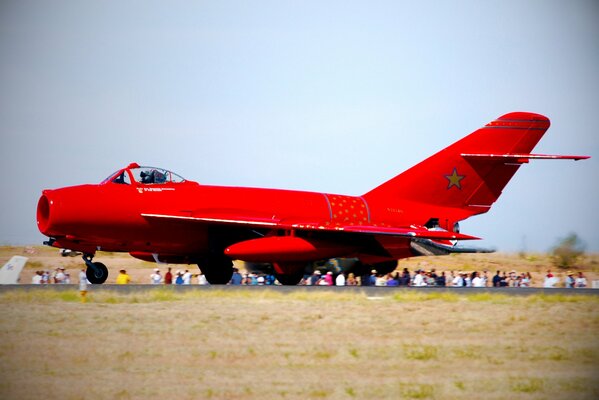 Красный большегрузовой самолет с реактивным двигателем