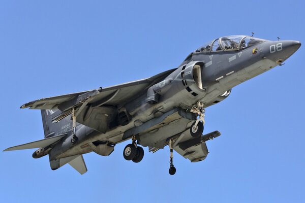 Un avión de ataque militar vuela por el cielo